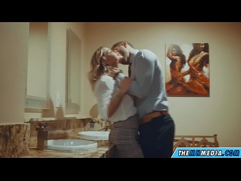 ❤️ Όταν μια πλούσια ξανθιά σε αποπλανεί σε μια δημόσια τουαλέτα ☑ Ποιότητα σεξ ❌️❤